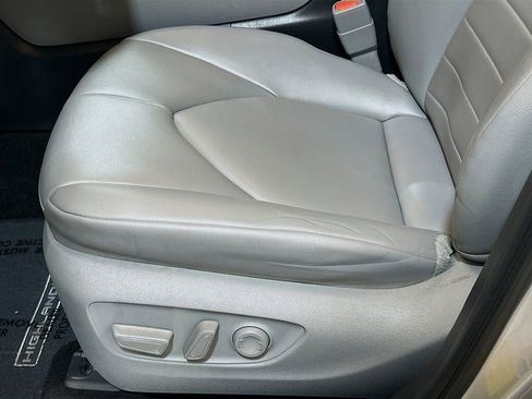 Used 2023 Toyota Highlander XLE AWD/4WD image 16