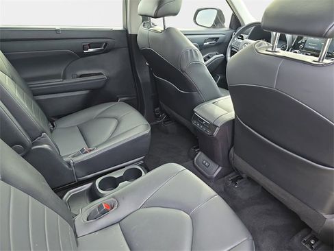 Used 2021 Toyota Highlander XLE image 13