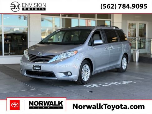 Used 2015 Toyota Sienna XLE w/ XLE Navigation Package image 1