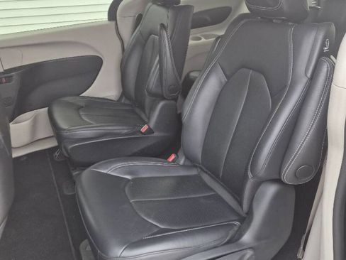 Used 2024 Chrysler Pacifica Limited image 13