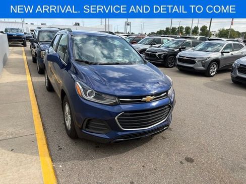 Used 2017 Chevrolet Trax LT w/ Sun & Sound Package FWD image 6