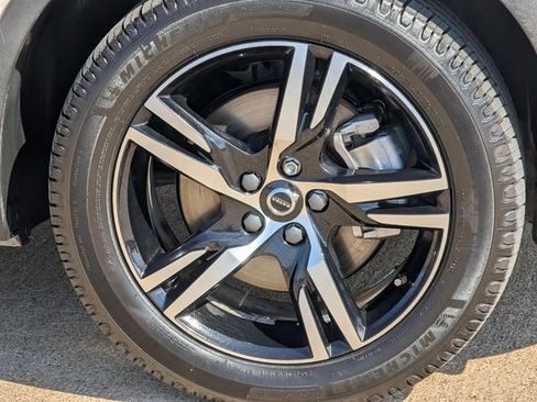 Used 2023 Volvo XC40 B5 Core image 8