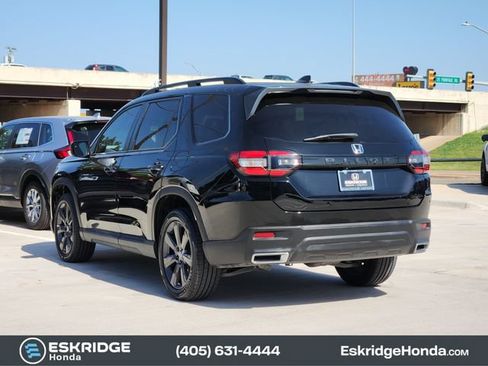 Used 2025 Honda Pilot Sport image 5