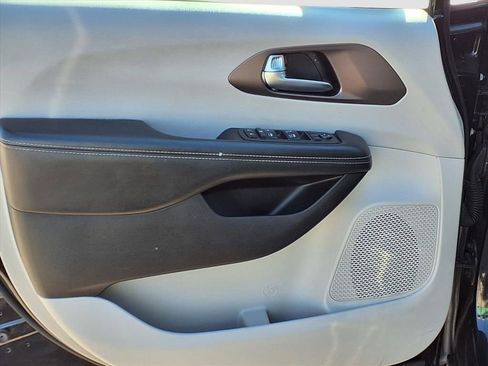 Used 2020 Chrysler Voyager Lxi image 22