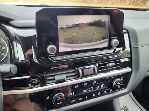 Used 2025 Nissan Pathfinder SV image 17