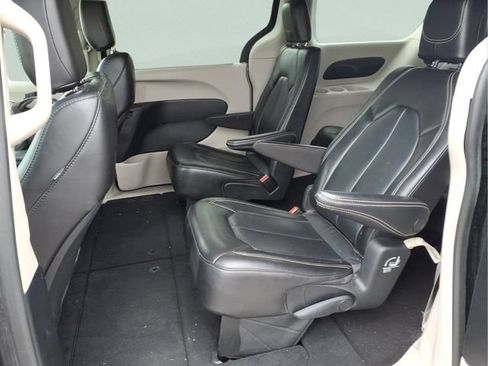 Used 2023 Chrysler Pacifica Touring-L FWD image 20