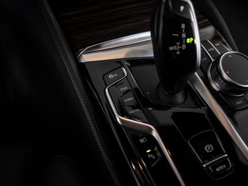 Used 2022 BMW 530e w/ Premium Package image 33