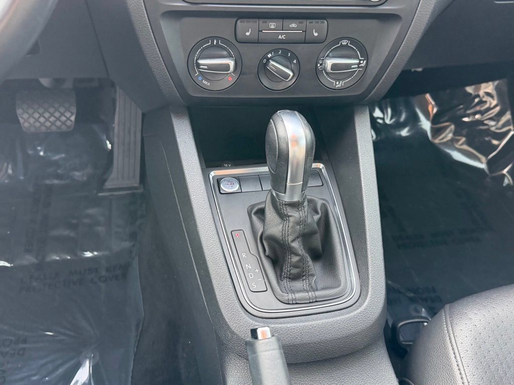 Used 2017 Volkswagen Jetta SE FWD image 19