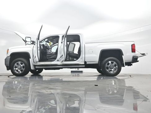 Used 2018 GMC Sierra 2500 SLT w/ Duramax Plus Package AWD/4WD image 39