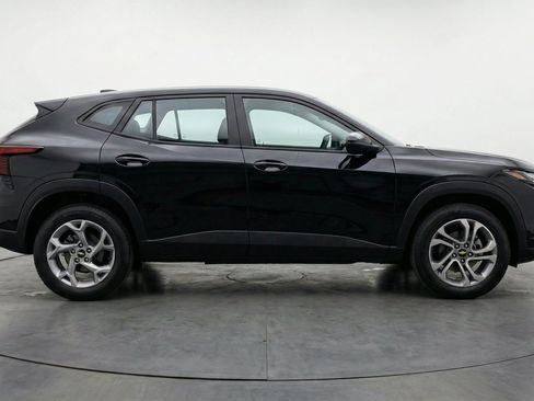Used 2025 Chevrolet Trax LT FWD image 11