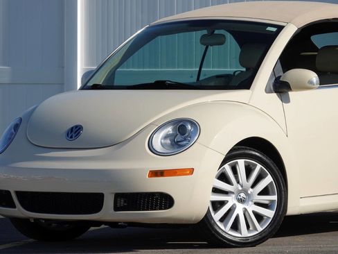 Used 2008 Volkswagen Beetle SE FWD image 8