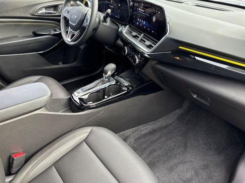 Used 2024 Chevrolet Trax ACTIV w/ Sunroof Package image 16