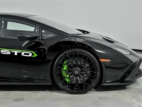 Used 2022 Lamborghini Huracan STO image 15