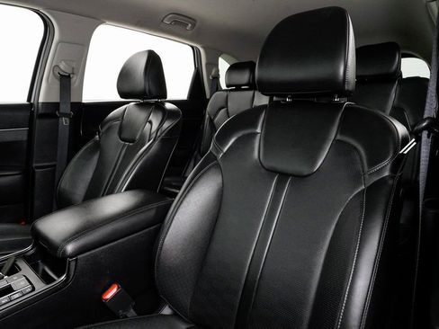 Certified 2024 Kia Sorento S image 8