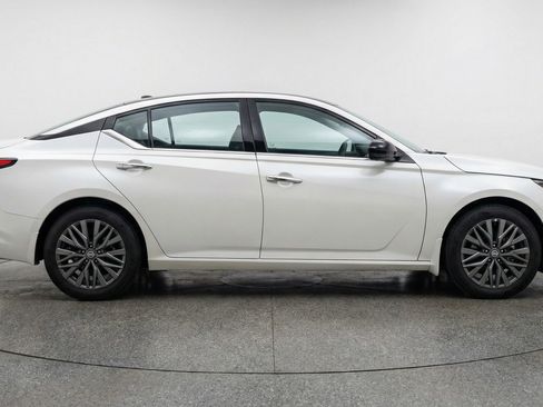 Used 2025 Nissan Altima 2.5 SV image 11