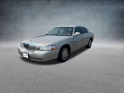 Used 2008 Lincoln Town Car Signature Limited RWD image 2