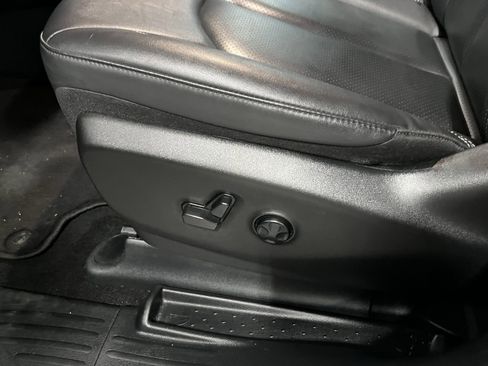 Used 2024 Chrysler Pacifica Select image 15