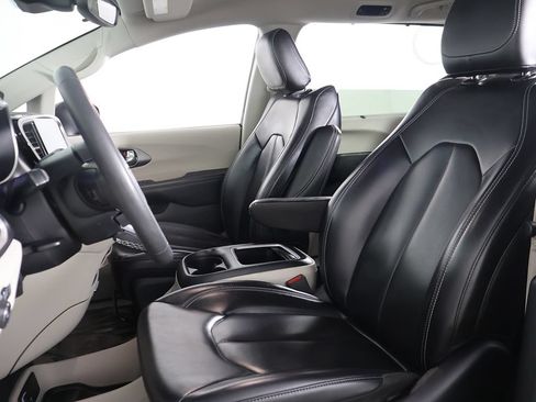 Used 2023 Chrysler Pacifica Touring-L FWD image 28