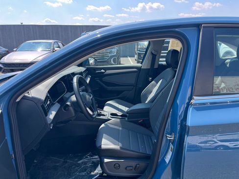 Used 2025 Volkswagen Jetta SE FWD image 27