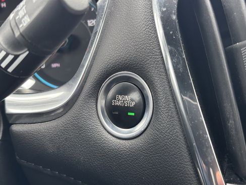 Used 2023 Chevrolet Traverse LT image 23