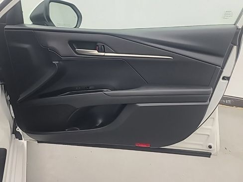 Used 2025 Toyota Camry SE FWD image 14