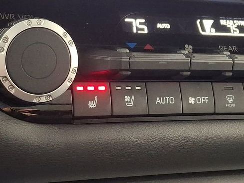 Certified 2024 Toyota Sequoia Platinum AWD/4WD image 32