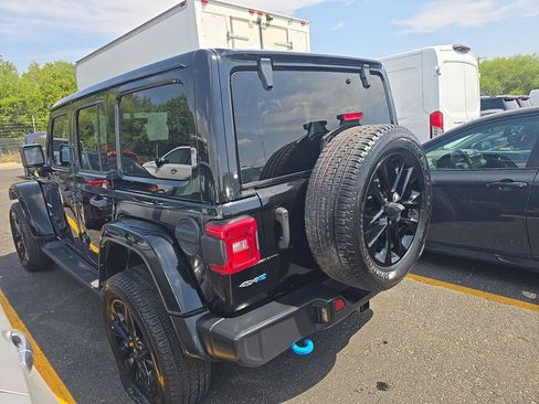 Used 2022 Jeep Wrangler Unlimited Sahara w/ Cold Weather Group AWD/4WD image 4