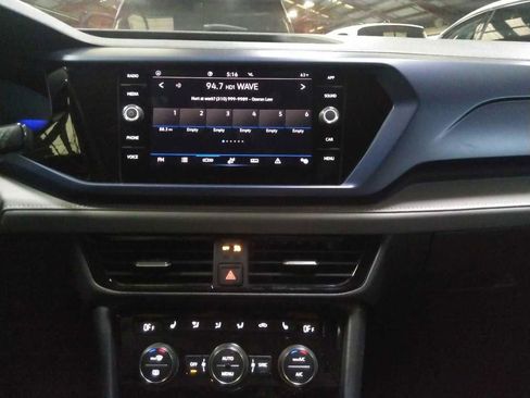 Used 2024 Volkswagen Taos SE image 3