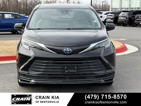 Used 2022 Toyota Sienna LE image 2