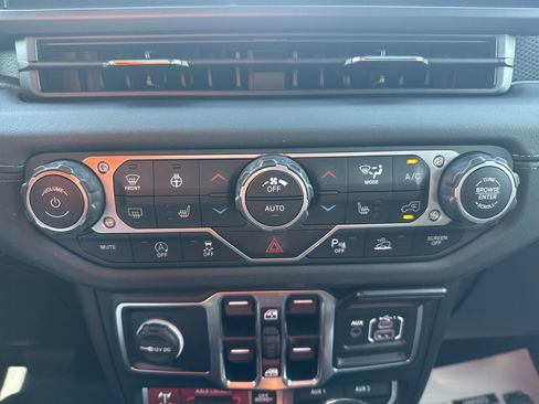 Used 2024 Jeep Gladiator Mojave w/ Steel Bumper Group AWD/4WD image 16