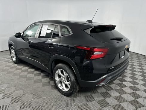 Used 2024 Chevrolet Trax LS w/ LS Convenience Package FWD image 10
