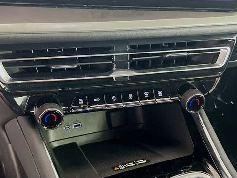 Used 2025 Chevrolet Traverse LT FWD image 14