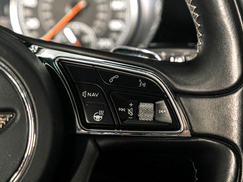 Used 2017 Bentley Bentayga image 45
