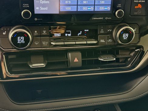 Certified 2022 Toyota Highlander XLE image 17