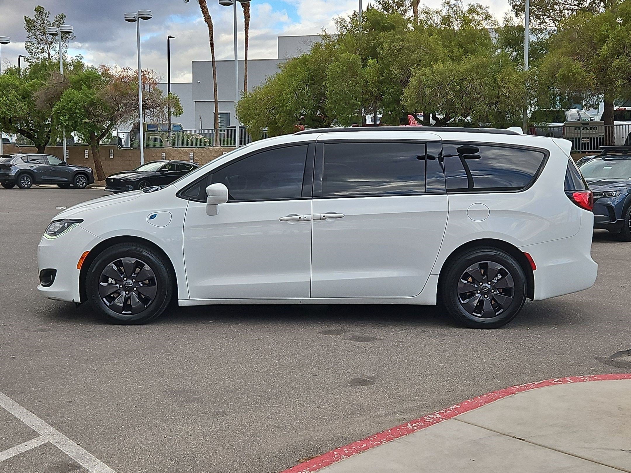 Used 2020 Chrysler Pacifica Touring-L FWD image 2