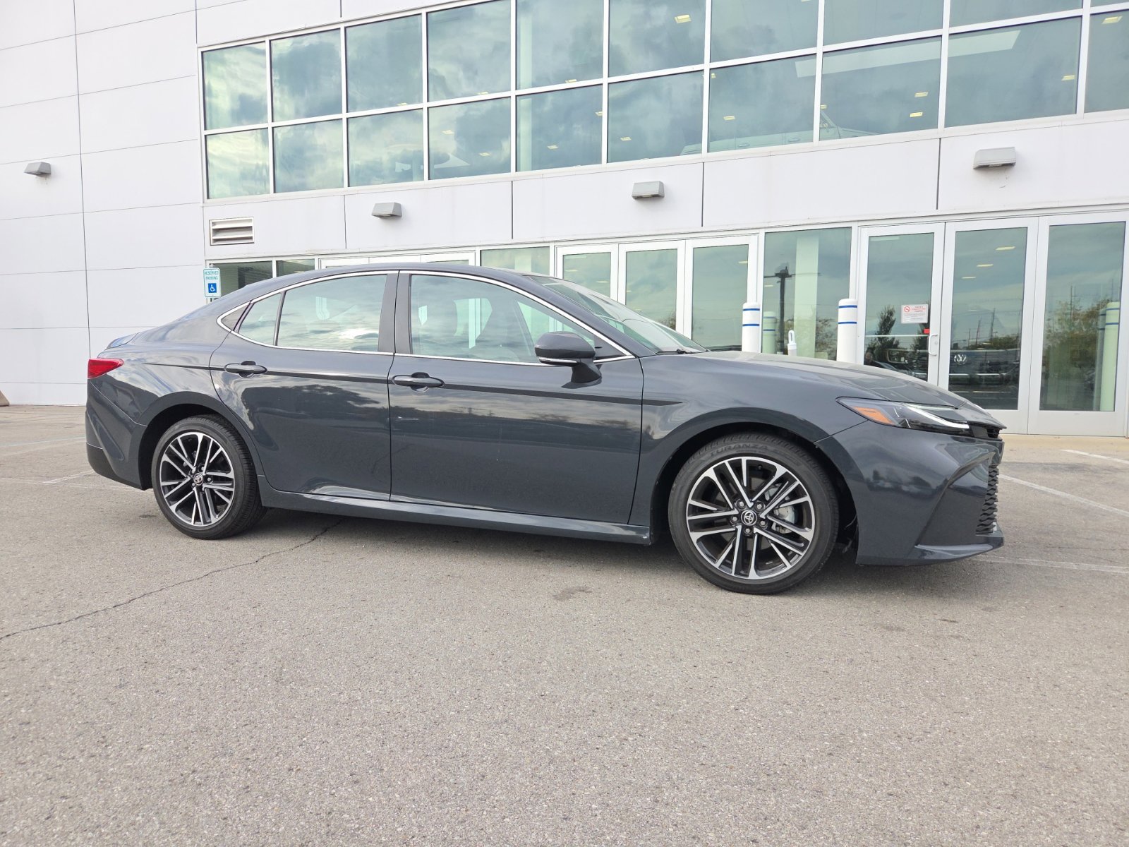 Used 2025 Toyota Camry XLE FWD image 3