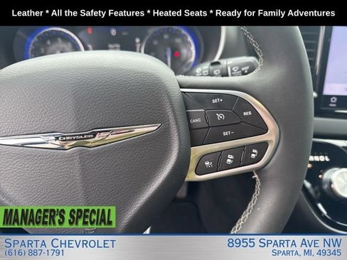Used 2025 Chrysler Pacifica Select FWD image 15