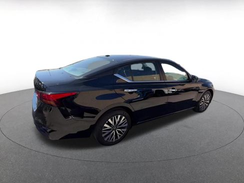 Used 2025 Nissan Altima 2.5 SV FWD image 14