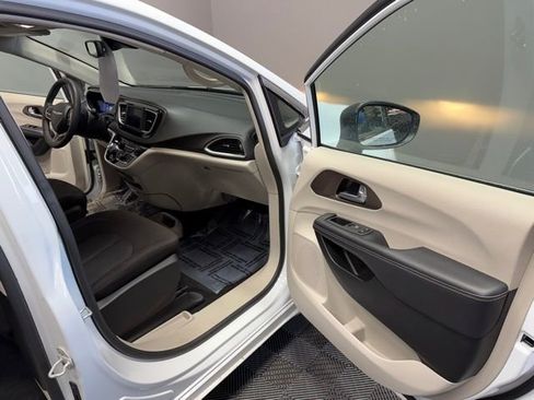 Used 2024 Chrysler Voyager LX image 21