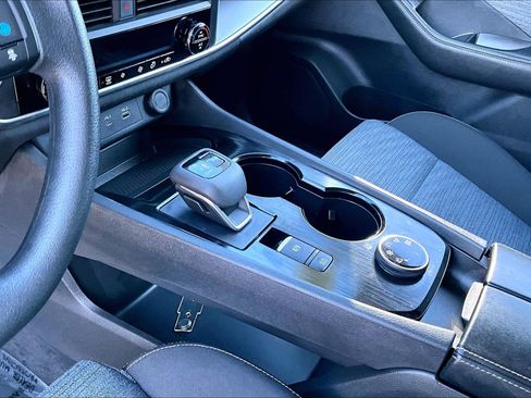 Used 2023 Nissan Rogue SV image 16