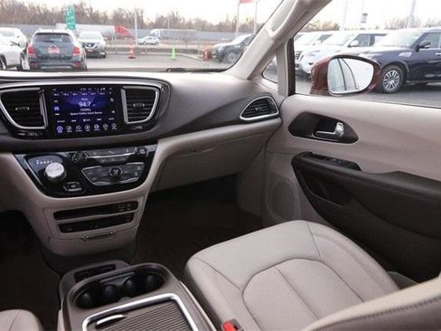 Used 2017 Chrysler Pacifica Touring-L Plus w/ Tire & Wheel Group image 26