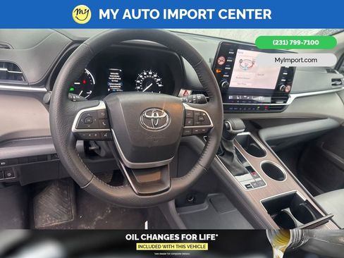 Used 2023 Toyota Sienna XLE image 9