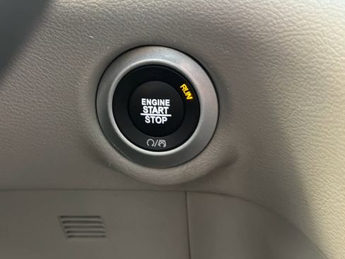 Used 2023 Chrysler Pacifica Touring-L image 52