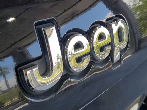 Used 2018 Jeep Grand Cherokee Limited image 5