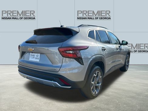 Used 2024 Chevrolet Trax LT w/ Driver Confidence Package image 5