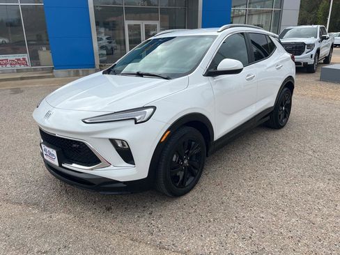 Used 2024 Buick Encore GX Sport Touring image 2