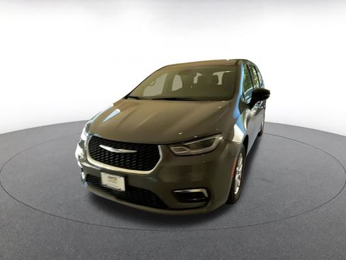 Used 2025 Chrysler Pacifica Select image 7