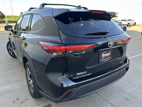 Used 2023 Toyota Highlander XLE AWD/4WD image 4