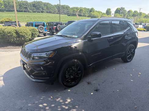 Used 2025 Jeep Compass Latitude w/ Convenience Group AWD/4WD image 8
