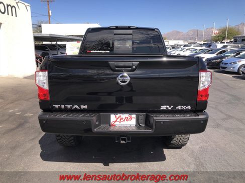 Used 2017 Nissan Titan SV image 7